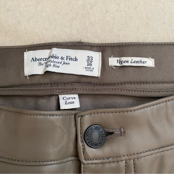 Abercrombie & Fitch High Rise Curve Love Vegan Leather Cargo Pants - Picture 4 of 13